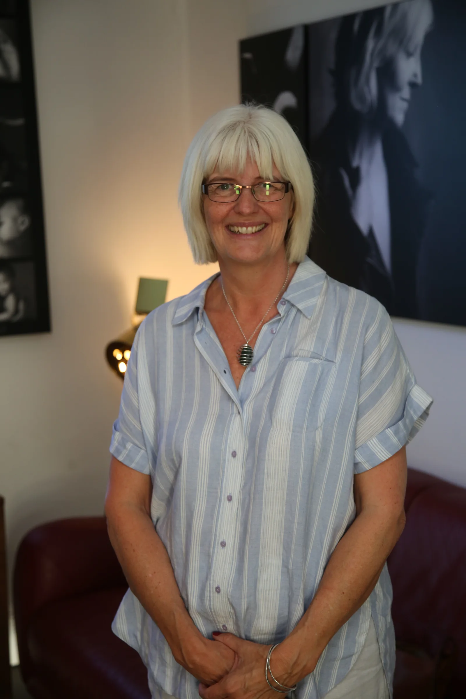 A Divine Divas client arriving in a striped shirt and glasses
